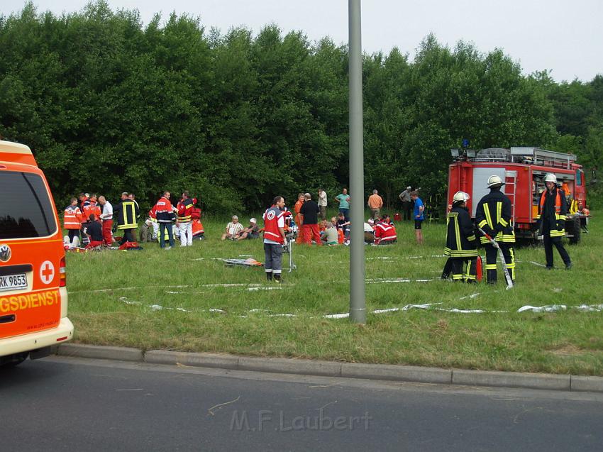 Schwerer Unfall mit Reisebus Lohmar Donrather Dreieck P039.JPG